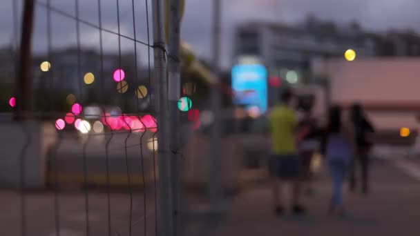 Sluiten van hek met stadsverlichting — Stockvideo