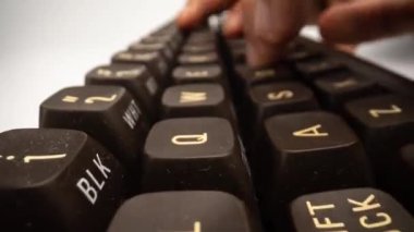 Bilgisayar klavyesinde yazan kişi