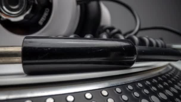 Turntable with headphones close up — Vídeo de Stock
