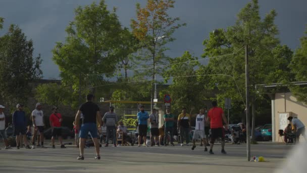 Adultos jóvenes jugando al baloncesto al aire libre — Vídeos de Stock