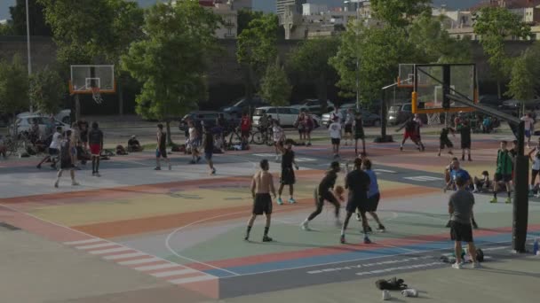 Young adults playing basketball outdoors — Stock Video