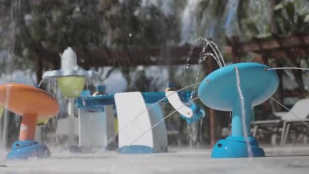 Water fountains in public space — Stock Video