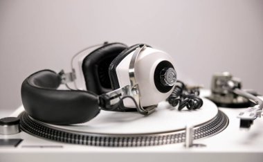 Kulaklıklı döner masa