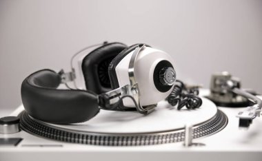 Kulaklıklı döner masa