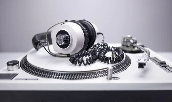 Turntable with headphones — Stockfoto