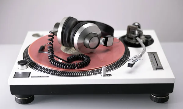 Turntable with headphones — Stockfoto