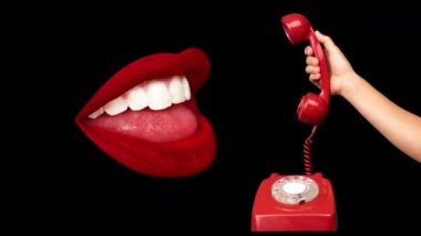 Dudaklar retro kırmızı telefonda konuşuyor