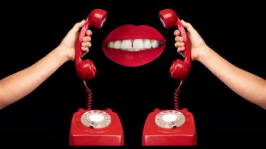 Dudaklar retro kırmızı telefonda konuşuyor