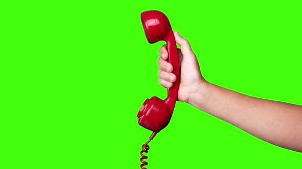Hand hält den Hörer eines roten Retro-Telefons — Stockvideo