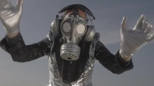 Mr disco man wearing gas mask and headphones — Αρχείο Βίντεο