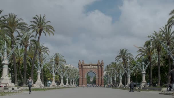 Sendero con palmeras y arco de triomf — Vídeo de stock