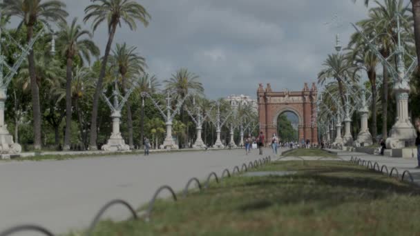 Sendero con palmeras y arco de triomf — Vídeo de stock