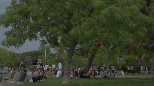 Mensen genieten van schaduwrijk park in barcelona — Stockvideo