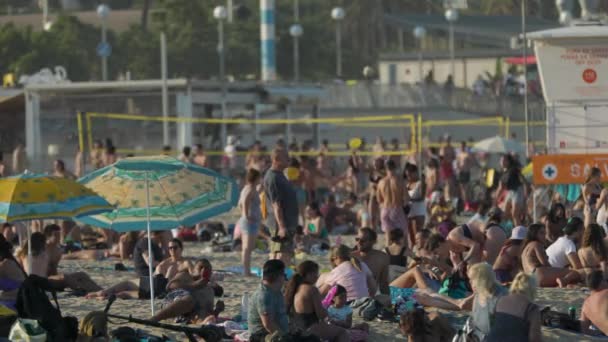 Gente en las playas de barcelona — Vídeos de Stock