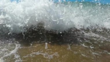 Kıyıdaki deniz dalgalarının yavaş çekim görüntüleri.