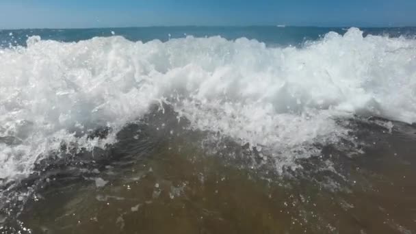 Imágenes en cámara lenta de olas marinas rompiendo en la orilla — Vídeo de stock