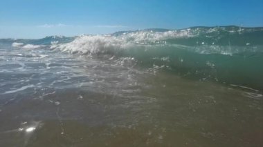 Kıyıdaki deniz dalgalarının yavaş çekim görüntüleri.