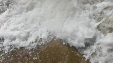 Kıyıdaki deniz dalgalarının yavaş çekim görüntüleri.