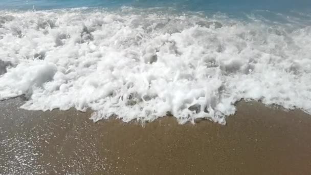 Zeitlupenaufnahmen von Meereswellen, die an Land brechen — Stockvideo