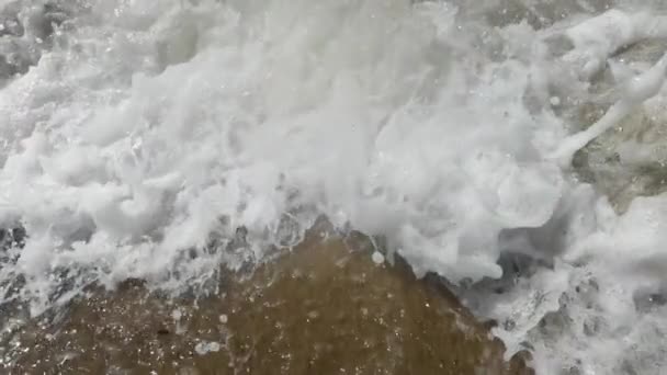 Zpomalené záběry mořských vln lámající se na břehu — Stock video