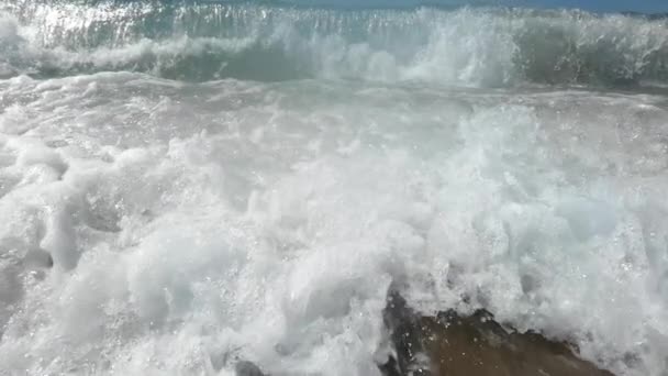 Images au ralenti de vagues se brisant sur le rivage — Video