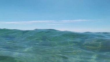 Sakin bir denizin yavaş çekim görüntüleri