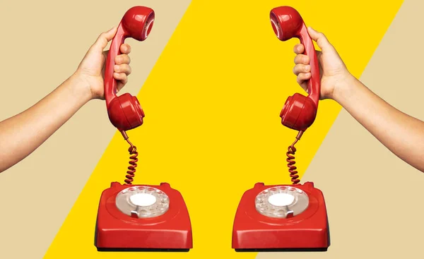 Hand hält den Hörer eines roten Retro-Telefons — Stockfoto