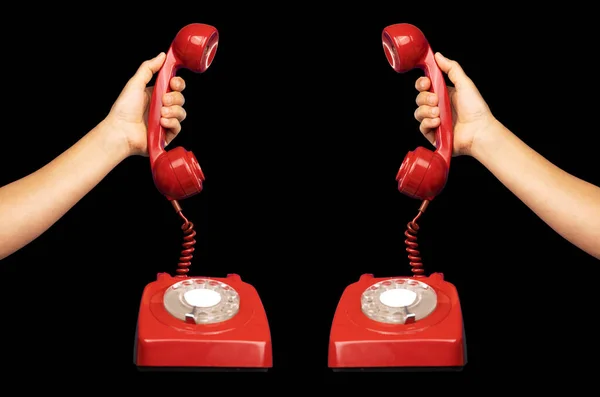 역본붉은 전화기의 수신기를 들고 있는 손 — 스톡 사진