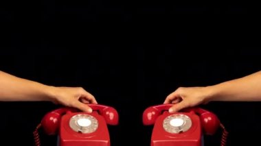 Dudaklar retro kırmızı telefonda konuşuyor