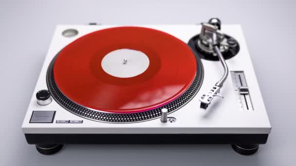 Cambio de vinilos de colores en el plato giratorio dj — Vídeo de stock