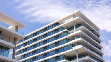Modern ofis binalarında hareket eden bulutlar