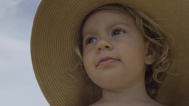 Chica con sombrero de paja grande — Vídeo de stock