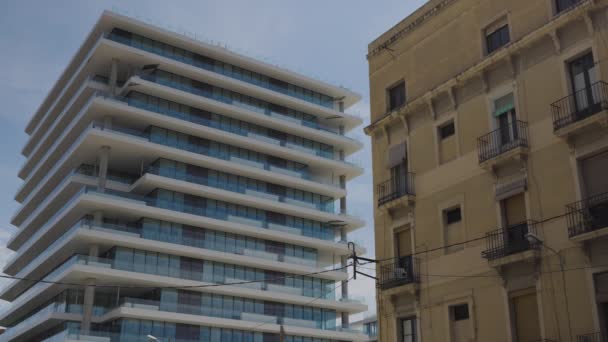 Edificios de oficinas modernos neto a bloques de apartamentos antiguos — Vídeos de Stock