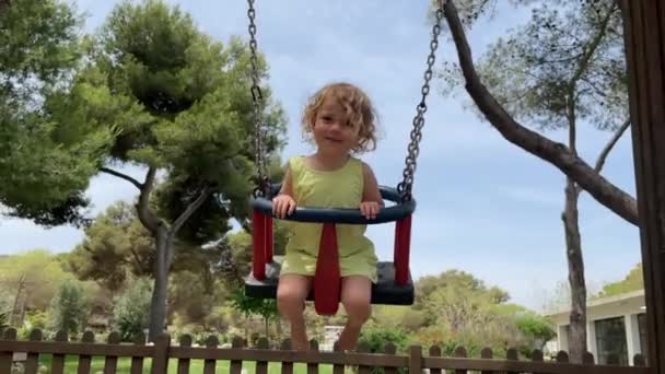 Fille en swing — Video