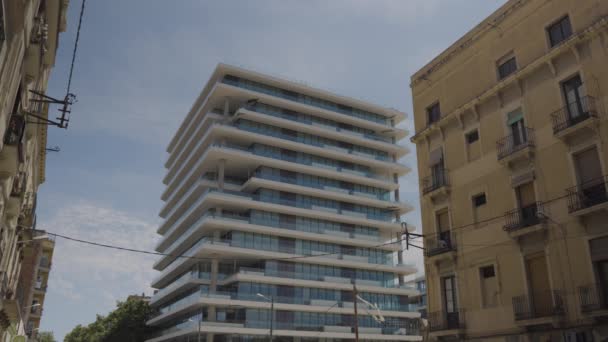 Edificios de oficinas modernos neto a bloques de apartamentos antiguos — Vídeos de Stock
