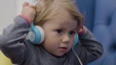 Kulaklık takan genç bir kız.