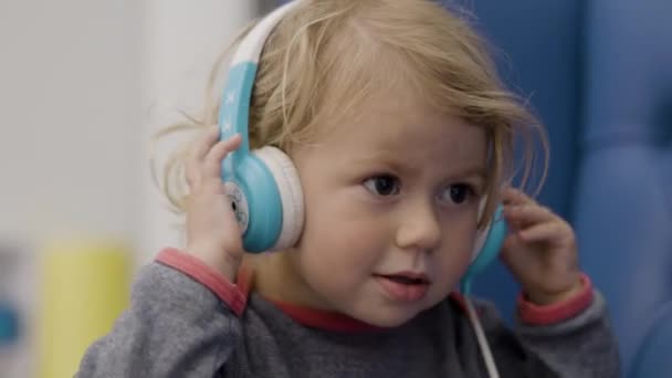 Jeune fille portant des écouteurs — Video