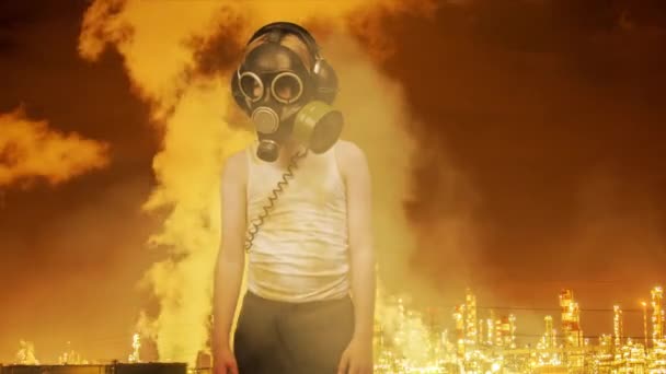 Kind draagt gasmasker in de stad met rook — Stockvideo