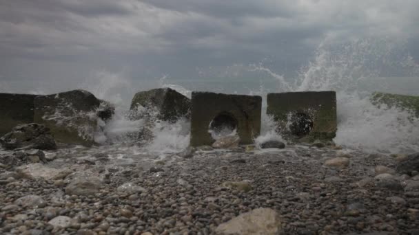 Large blocks of concrete at waters edge in Stiges, near Barcelona, Spain — Stock Video