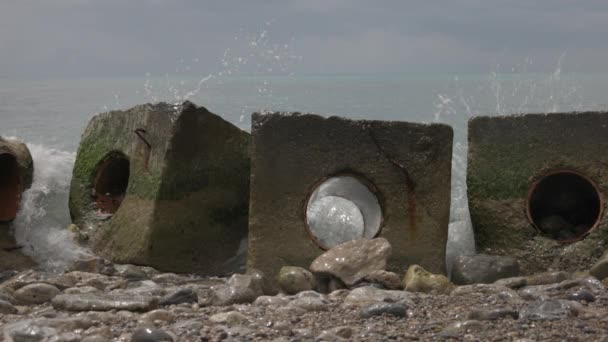 Large blocks of concrete at waters edge in Stiges, near Barcelona, Spain — Stock Video