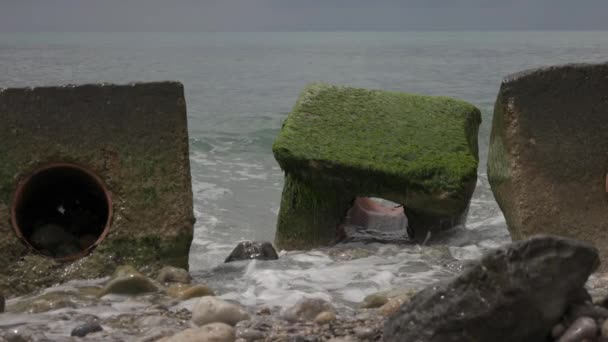 Grands blocs de béton au bord des eaux à Stiges, près de Barcelone, Espagne — Video