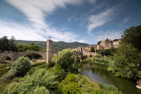Besalu, Girona, Katalonya, İspanya 'daki nehir ve köprü. — Stok fotoğraf