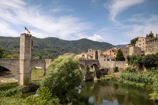 Besalu, Girona, Katalonya, İspanya 'daki nehir ve köprü. — Stok fotoğraf