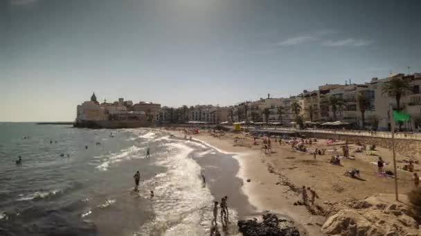 Personer på stranden, Stiges, nära Barcelona, Spanien — Stockvideo