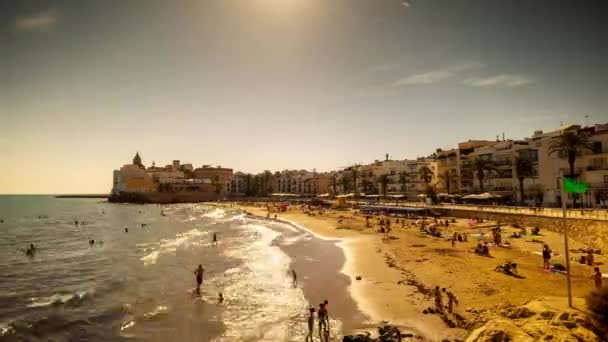 Ludzie na plaży, Stiges, w pobliżu Barcelony, Hiszpania — Wideo stockowe