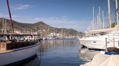 Barselona, İspanya yakınlarındaki Stiges limanında tekneler.