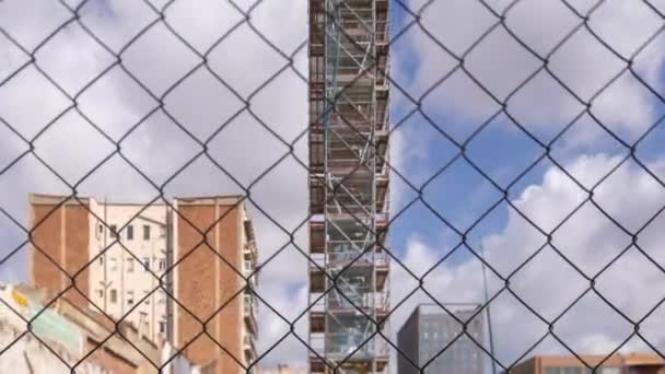 Sitio de construcción con nubes detrás de valla de alambre — Vídeos de Stock