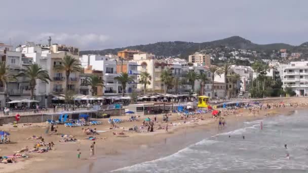 Ludzie na plaży, Stiges, w pobliżu Barcelony, Hiszpania — Wideo stockowe