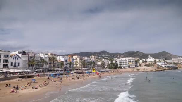 Menschen am Strand von Stiges bei Barcelona, Spanien — Stockvideo