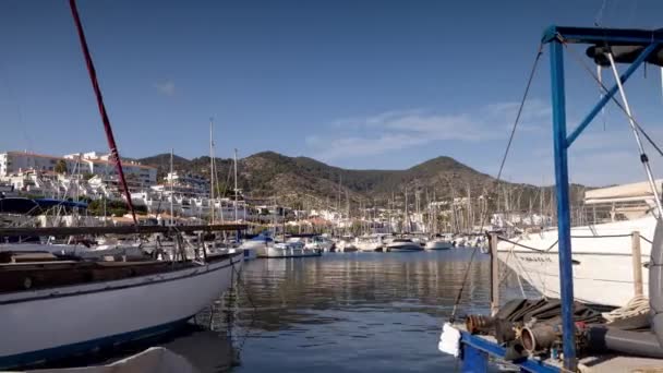 Barcos en el puerto de Stiges, cerca de Barcelona, España — Vídeos de Stock